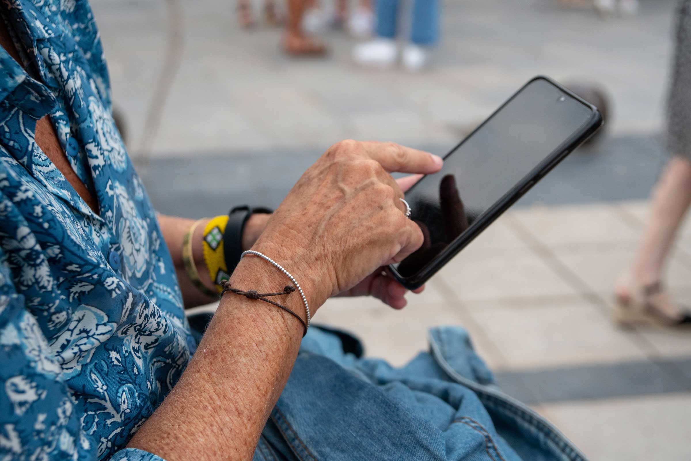 Ældre kvinde bruger smartphone